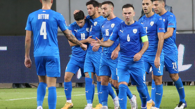 שחקני נבחרת ישראל חוגגים (צילום: אודי ציטיאט)