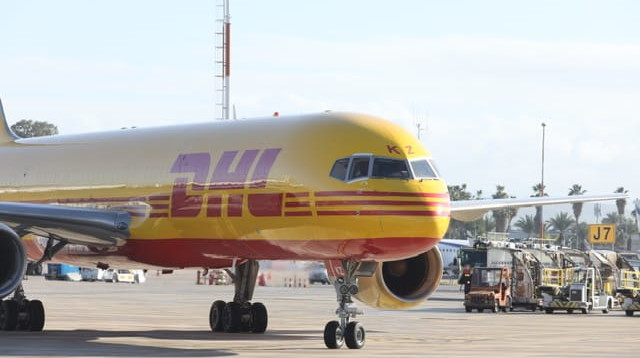 המטוס ועליו החיסונים (צילום: מארק ישראל סלם)