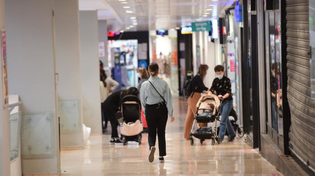 קורונה - אנשים עם מסכה מסתובבים בקניון (צילום: אבשלום ששוני)