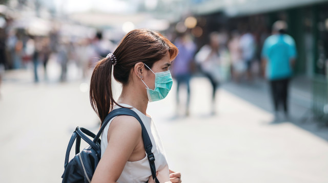 מטיילת בעולם עם מסכה (צילום: אינגאימג)