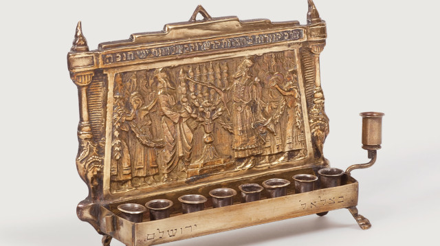 אחת החנוכיות בתערוכה (צילום: מתוך תערוכת החנוכיות של דרורה ופנחס זכאי)