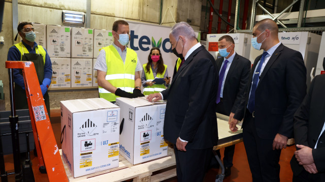 נתניהו במרכז קליטת החיסונים "טבע סלא" (צילום: יריב כץ, פול)