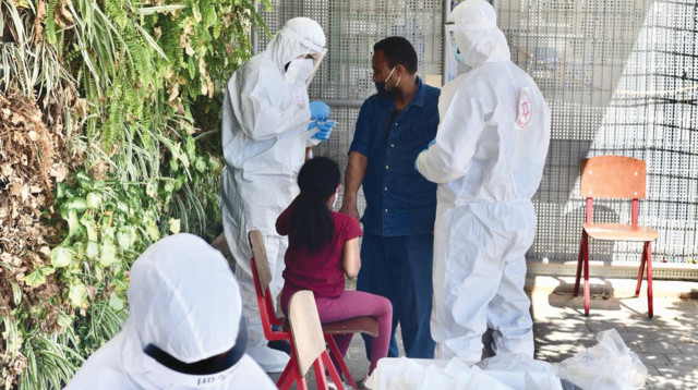 בדיקת קורונה לעובדים זרים (צילום: אבשלום ששוני)