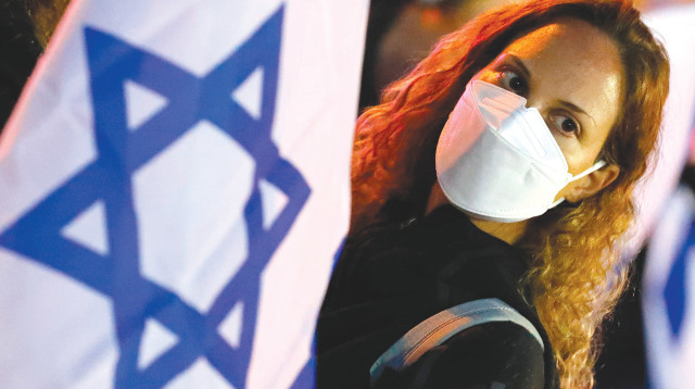 מפגינה עם דגל ישראל (צילום: gettyimages)