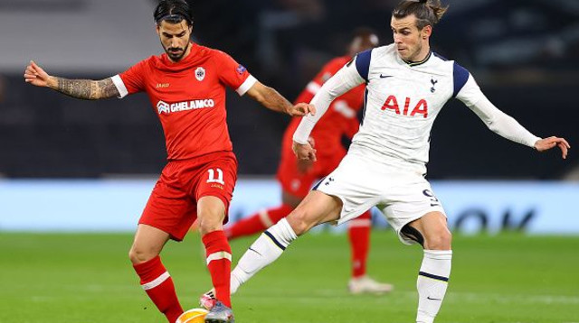 ליאור רפאלוב נאבק עם גארת’ בייל (צילום: Julian Finney/Getty Images)