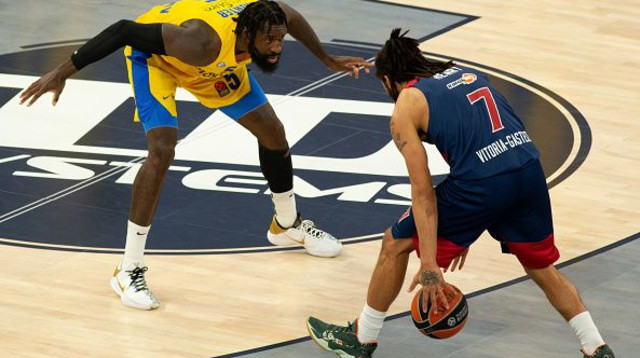 אות’לו האנטר שומר על פייריה הנרי (צילום: Aitor Arrizabalaga/Euroleague Basketball via Getty)