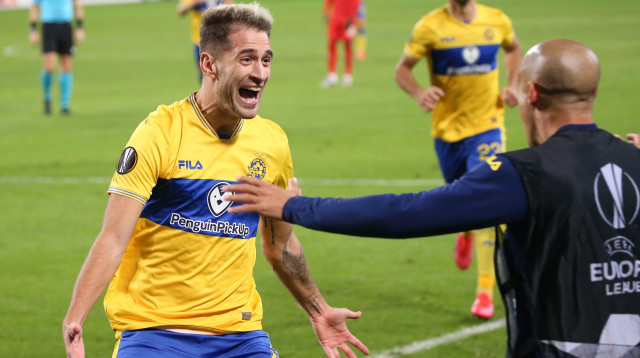 אנריק סבוריט חוגג עם טל בן חיים (צילום: אודי ציטיאט)