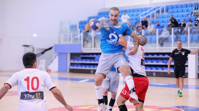 יותם טל ועוז חממי במפגש בין דימונה להפועל ראשון לציון (צילום: הדר ואן קולא איגוד הכדוריד)