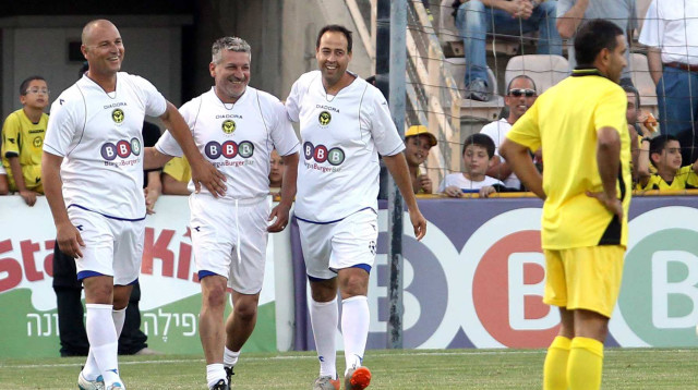 משה גלאם ואיציק זוהר במדי ותיקי מכבי נתניה (צילום: עודד קרני)