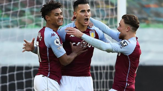 שחקני אסטון וילה חוגגים (צילום: James Williamson - AMA/Getty Images)