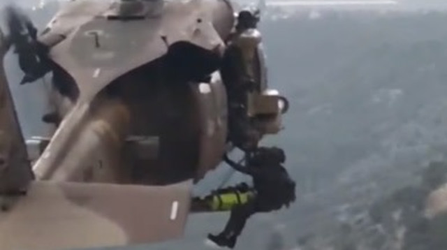 הנערה מפונה במסוק חיל האוויר (צילום: חן אריאלי, דוברות המחנה הציוני,דוברות יחידת חילוץ גליל-כרמל)