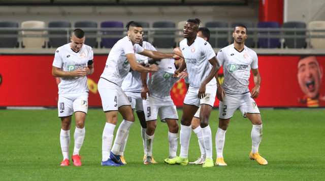 שחקני הפועל חדרה חוגגים (צילום: שלומי גבאי)