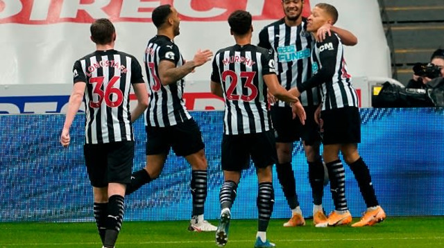 שחקני ניוקאסל חוגגים (צילום: OWEN HUMPHREYS/POOL/AFP via Getty Images)