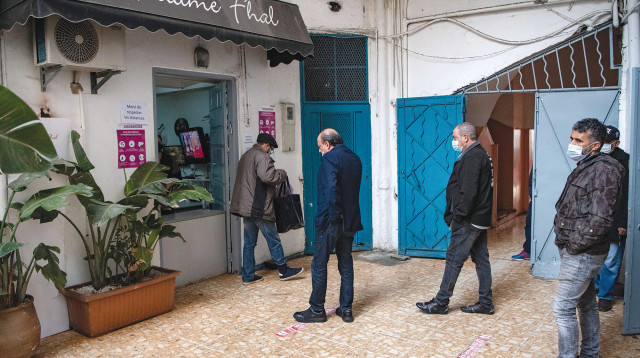 תור של יהודים ומוסלמים למאפיה כשרה בקזבלנקה (צילום: FADEL SENNA, AFP via Getty Images)