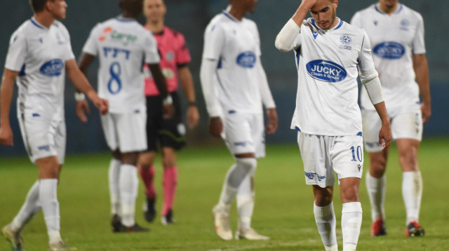 שחקני מכבי פתח תקווה מאוכזבים (צילום: ברני ארדוב)