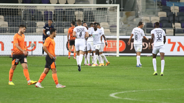 שחקני הפועל חדרה חוגגים, שחקני בני יהודה מאוכזבים (צילום: שלומי גבאי)