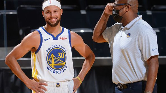 סטף קרי , מייק בראון (צילום: Noah Graham/NBAE via Getty Images)
