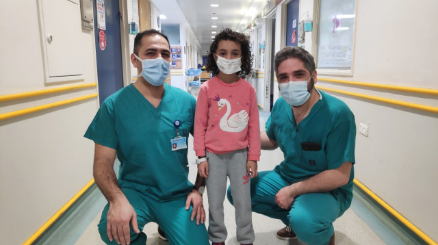 ד"ר זגאייר עם ג'נה בת ה-5 (צילום: בית החולים הדסה)