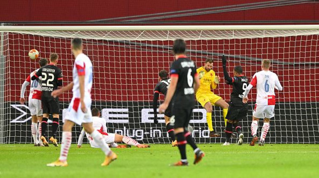 לאון ביילי כובש שער שני נהדר (צילום: Sascha Steinbach - Pool/Getty Images))