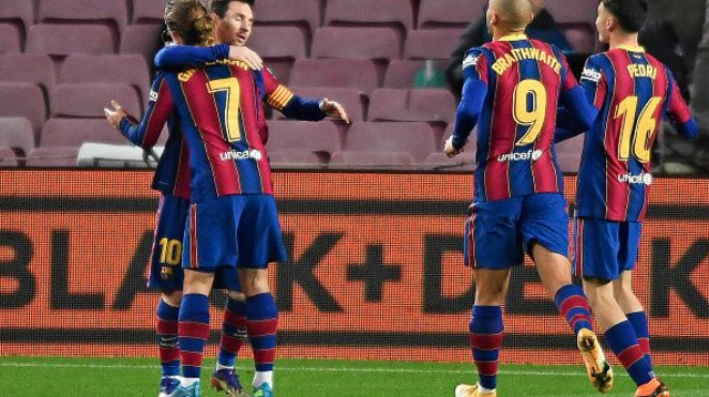 ליאו מסי ושחקני ברצלונה חוגגים (צילום: Urbanandsport/NurPhoto via Getty Images)