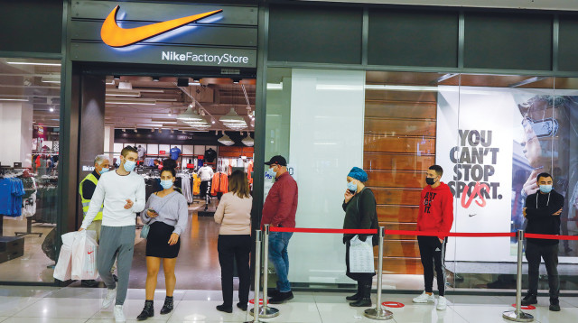 קניון בקורונה - האם המסחר יפסק שוב? (צילום: אוליבייה פיטוסי, פלאש 90)