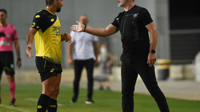 אלמוג כהן, ריימונד אטוולד (צילום: ברני ארדוב)