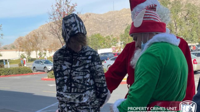 סנטה קלאוס והשדון מבצעים מעצר (צילום: Riverside Police Department)