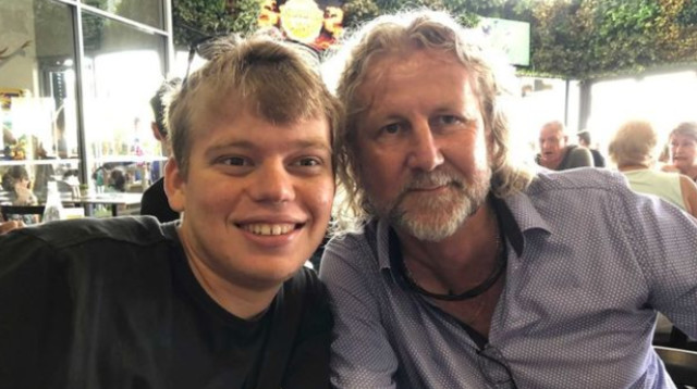 משמאל: קורי ברוק, הבחור שעבר ניתוח בהכרה מלאה (צילום: רשתות חברתיות)