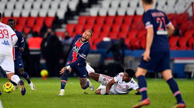 טיאגו מנדס פוצע את ניימאר (צילום: Aurelien Meunier - PSG/PSG via Getty Images)
