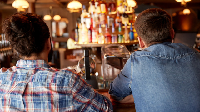 מבלים בבר, אילוסטרציה (צילום: אינגאימג')