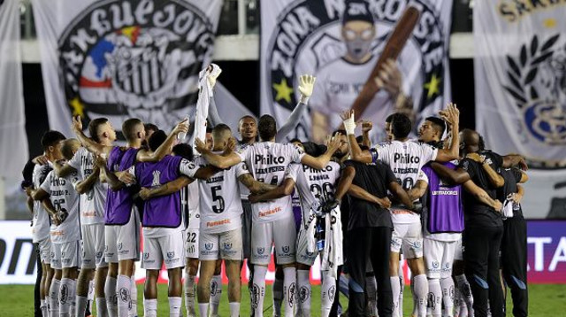 שחקני סנטוס חוגגים (צילום: Amanda Perobelli-Pool/Getty Images)