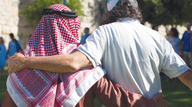 יהודי וערבי מתחבקים (צילום: שרה שומן, פלאש 90)