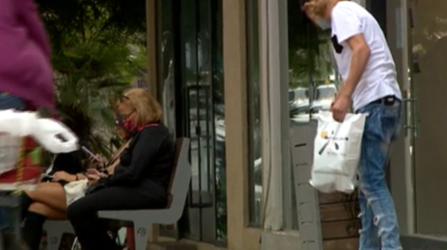 ואסילי אנדרייב מחפש בקבוקים בפחים בתל אביב (צילום: באדיבות חדשות 13)