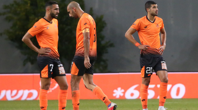 שחקני בני יהודה מאוכזבים (צילום: אודי ציטיאט)