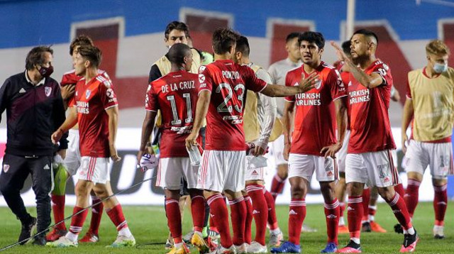 שחקני ריבר חוגגים (צילום: Ernesto Ryan/Getty Images)