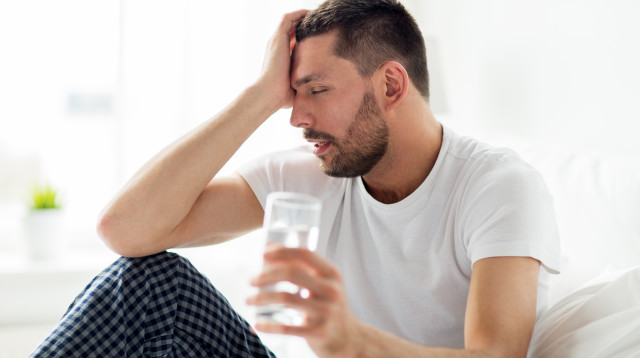 צלצולים באוזניים וכאבי עיניים שלא מאפשרים לישון (צילום: אינגאימג')