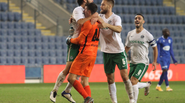 שחקני מכבי חיפה חוגגים עם ג’וש כהן (צילום: טל לוי)