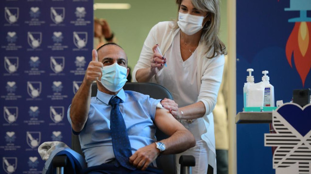 רוני גמזו מתחסן לקורונה (צילום: אבשלום ששוני)