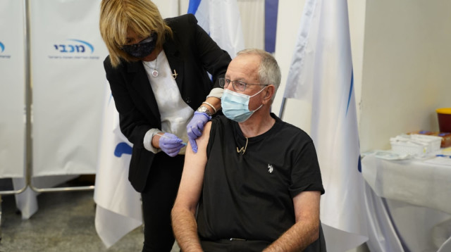 מנכ"ל מכבי רן סער מתחסן לקורונה (צילום: דוברות מכבי)