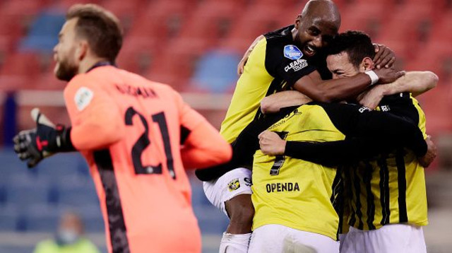 אלי דסה חוגג עם שחקני ויטסה מול פיינורד (צילום: Soccrates Images / Contributor)