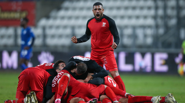 שחקני בני סכנין חוגגים (צילום: מאור אלקסלסי)