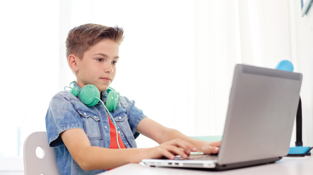 ילד מול מסך (צילום: אינג אימג')