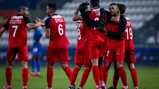 שחקני בני סכנין חוגגים (צילום: מאור אלקסלסי)