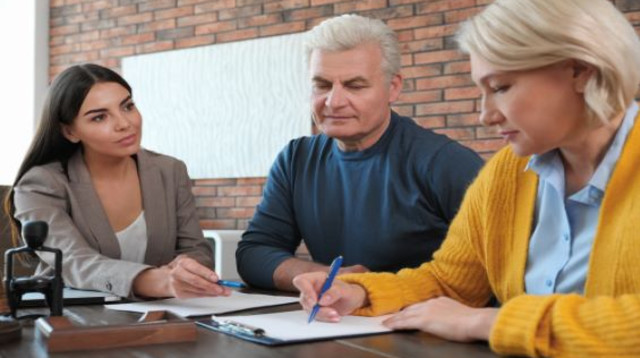 חתימה על צוואה (צילום: Shutterstock)