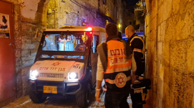 כוחות מד"א בזירת הפיגוע בשער האריות (צילום: תיעוד מבצעי מד"א)