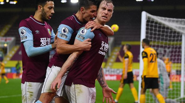 שחקני ברנלי חוגגים נגד וולבס (צילום: Gareth Copley/Getty Images)