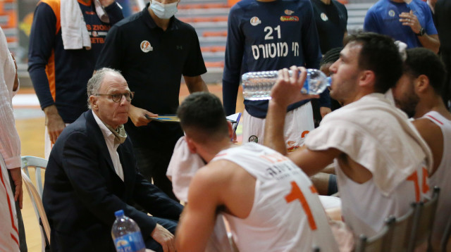 בראד גרינברג וספסל נס ציונה (צילום: אודי ציטיאט)