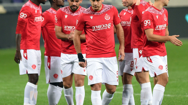 שחקני הפועל תל אביב (צילום: ברני ארדוב)