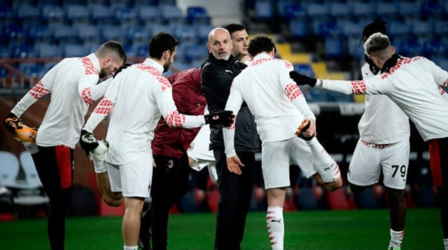 סטפאנו פיולי ושחקני מילאן (צילום: FILIPPO MONTEFORTE/AFP via Getty Images)