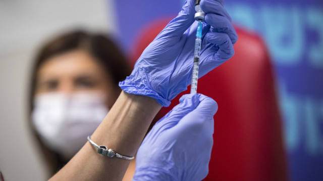 חיסון לקורונה (צילום: אוליבייר פיטוסי, פלאש 90)